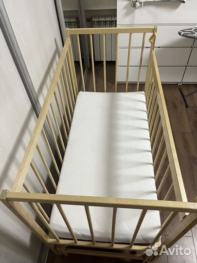 Детская кроватка с маятником