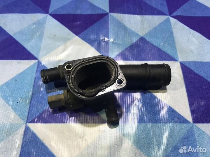 Фланец системы охлаждения Фольксваген Пассат Б6