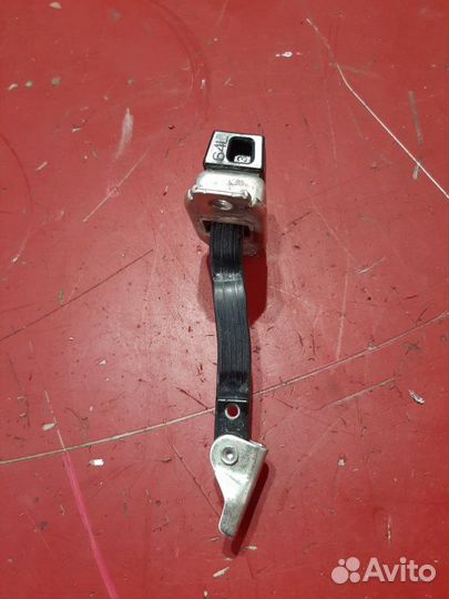 Ограничитель двери левый Mitsubishi Outlander