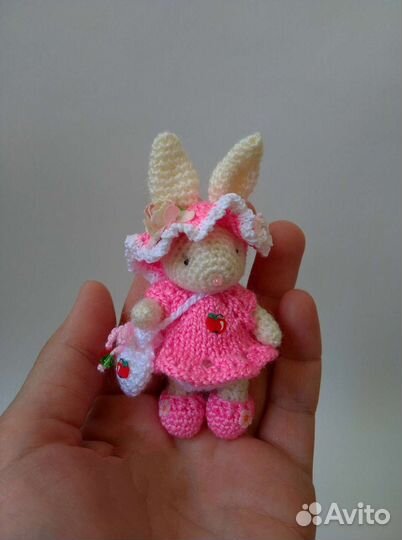 Зайчонок вязаный игрушка сувенир в ладошку