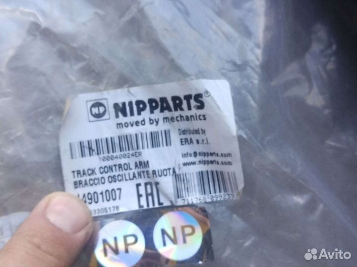 Ниссан Санни,левый передний рычаг в сборе новый