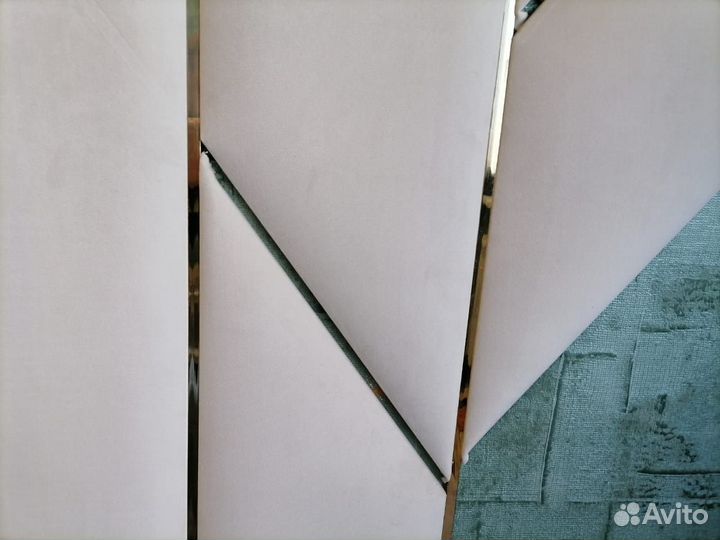 Мягкие стеновые панели с латунным профилем