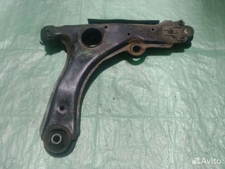 Рычаг передний левый Volkswagen Passat B3