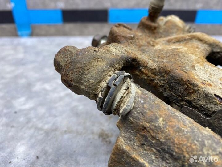 Суппорт задний правый Nissan Qashqai J10 2.0