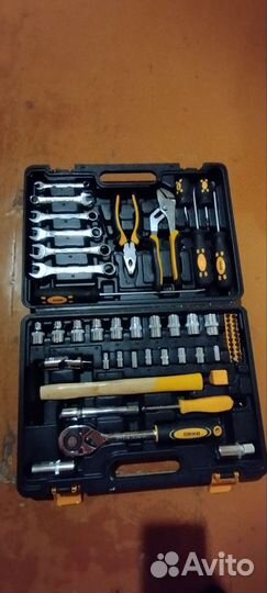 Набор инструментов для авто в чемодане