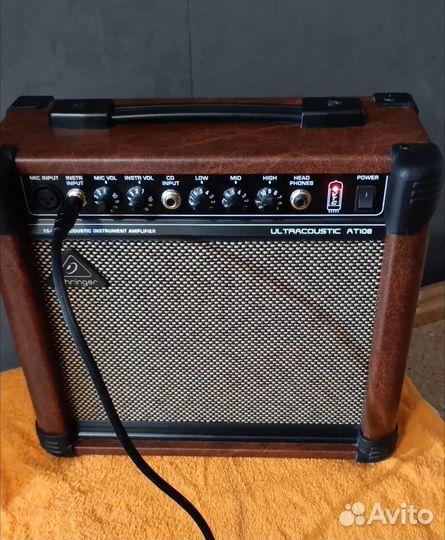 Комбоусилитель Behringer AT 108