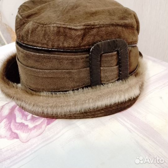 Зимняя женская шапка из замша на меху