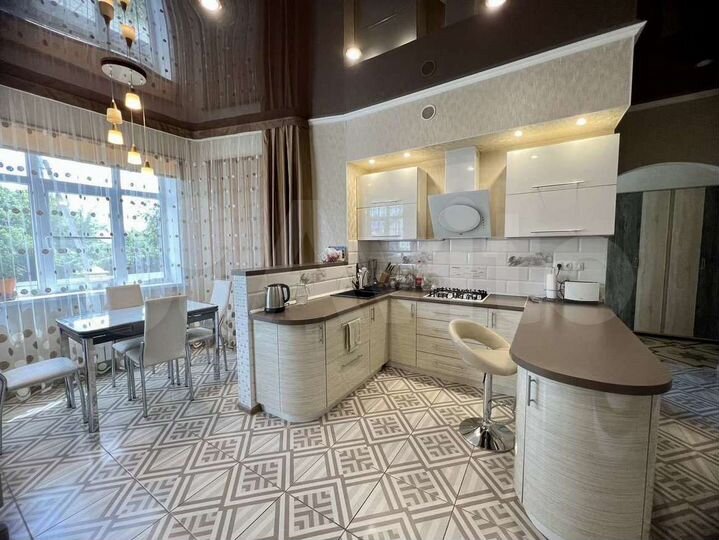 Дом 180 м² на участке 6 сот.