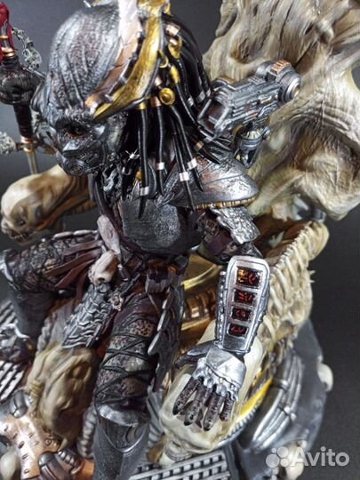 Фигурка Король Хищник на троне (King Predator)