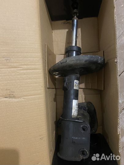 Передние стойки Renault fluence