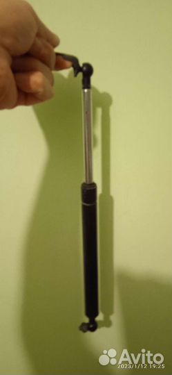 Стойка капота