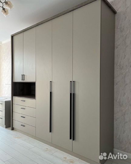 Шкаф по индивидуальному заказу высокий