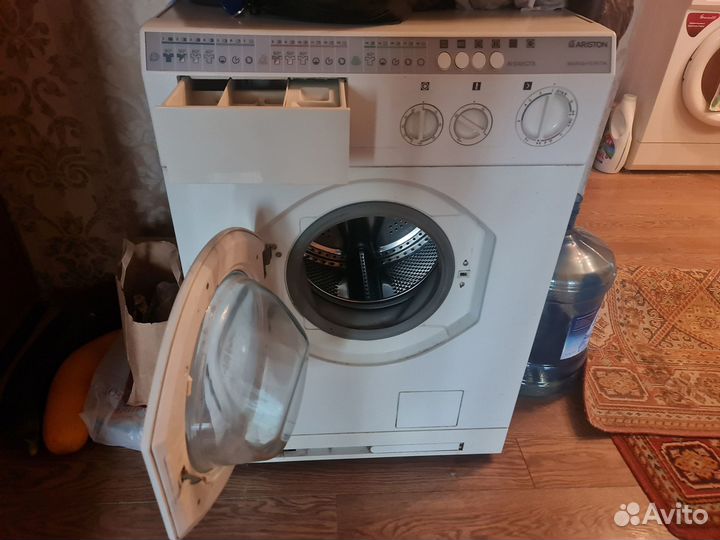 Стиральная машинка Ariston в рабочем состоянии
