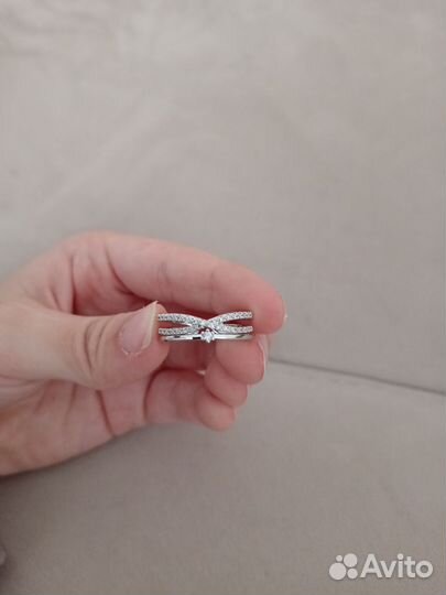 Кольцо с камнями закруглёноя