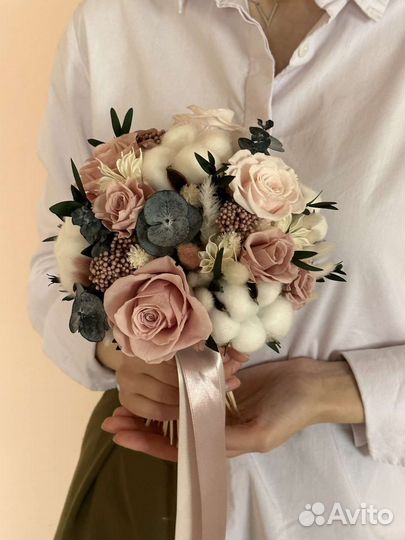 Свадебный букет с розами и эвкалиптом