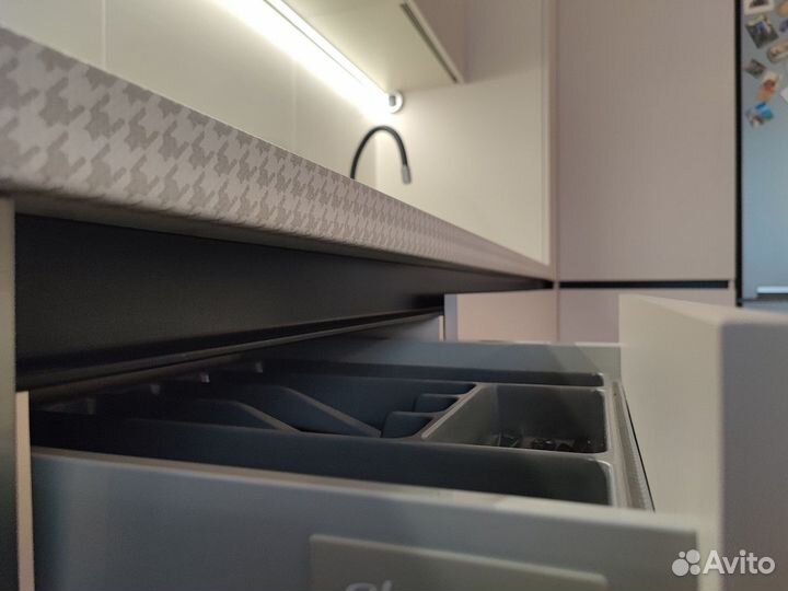 Кухня на заказ угловая под потолок