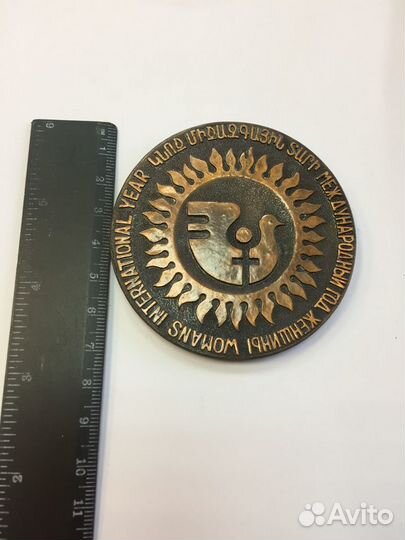 Настольная медаль к 75 летию года женщины