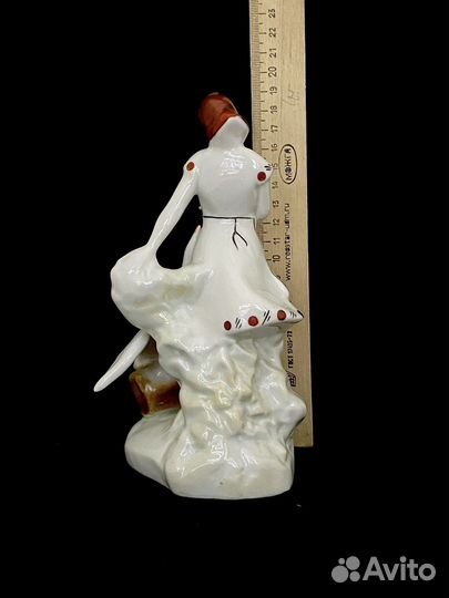 Статуэтка Птичница