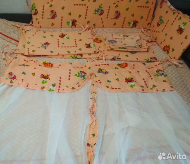 Комплект бортиков, постельного белья и балдахин