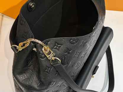 Louis Vuitton Hobo Métis, Москва