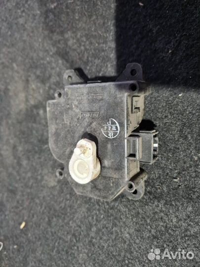 Сервопривод заслонок печки Toyota Corolla E150 1.6