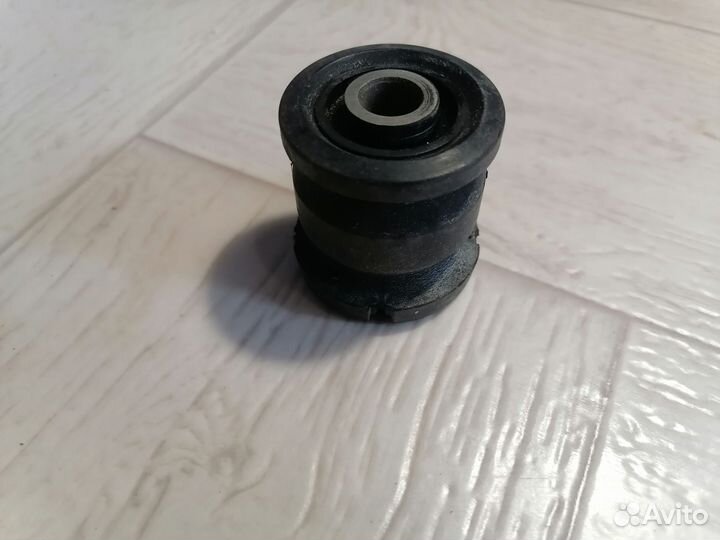 Сайлентблок верхнего рычага Toyota Mark II
