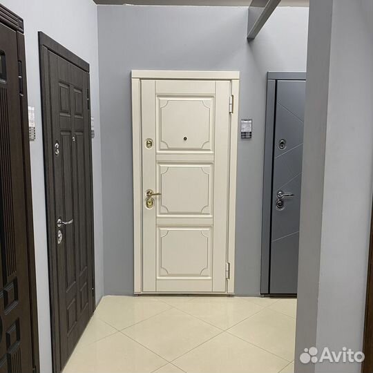 Дверь входная металлическая белая