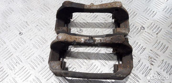 Скоба переднего суппорта Chevrolet Cruze J300