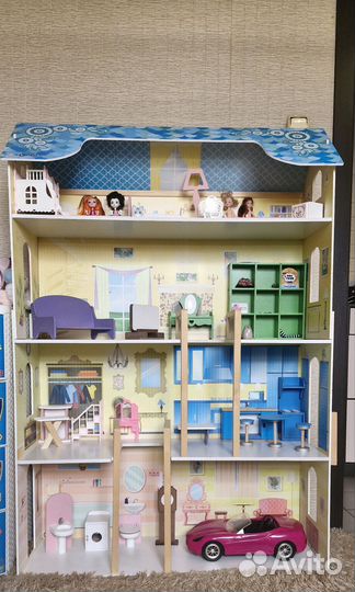 Большой кукольный домик с мебелью