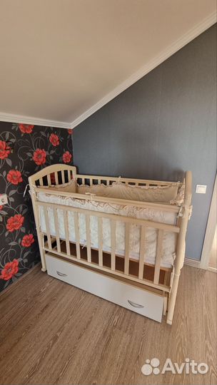 Детская кроватка с маятником и ящиком