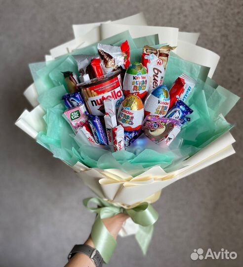 Сладкий букет из киндеров девушке