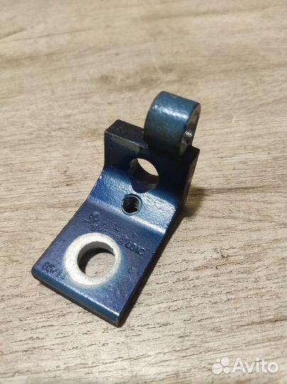 Петля двери Skoda Octavia A5