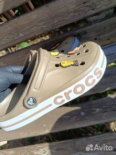 Кроксы crocs сабо коричневые/бежевые дефект