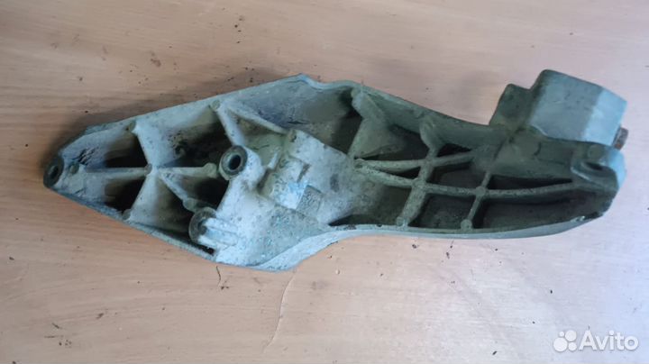 Кронштейн подушки двигателя Opel Vectra B 1.6