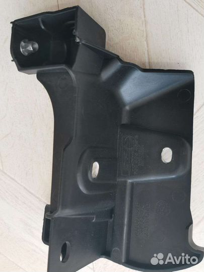 Vw Touareg 3 кронштейн фары верхний к панели левый