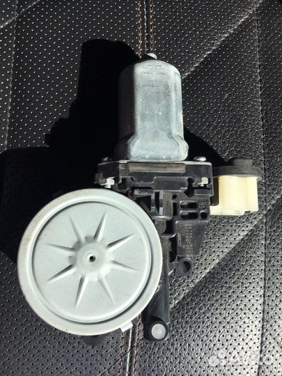 Mотор cтеклoпoдъемника Infiniti FX 37 перeдний лев