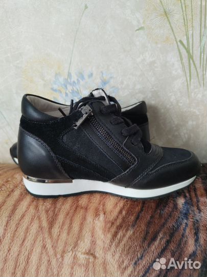 Новые кожаные кроссовки 35 размер