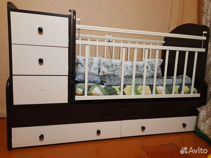 Детская кроватка с маятником и комодом