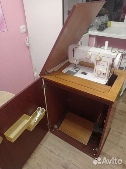 Швейная машина Чайка 142 М