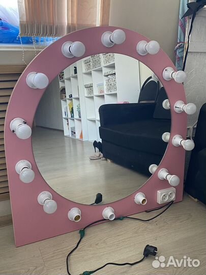 Гримерный стол с зеркалом и стулом