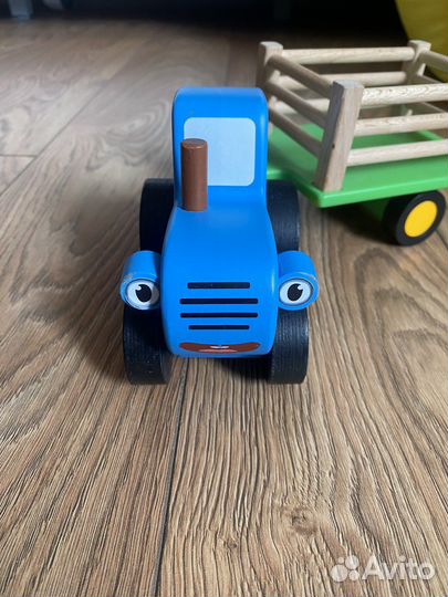 Синий трактор с прицепом и животными