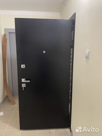 Дверь Marcus Авангард черная шагрень, бетон темный