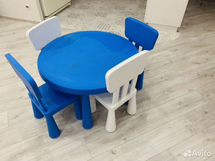 Стол и стулья детские