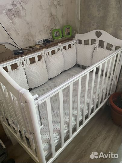 Детская кроватка с маятником