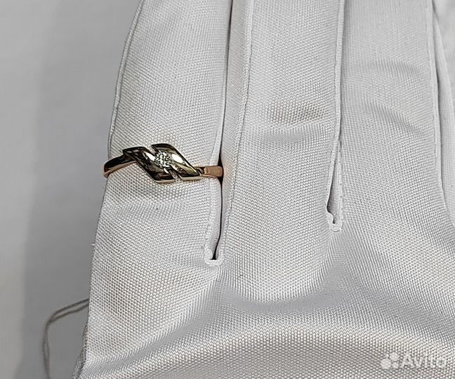 Золотое кольцо с бриллиантом 17р