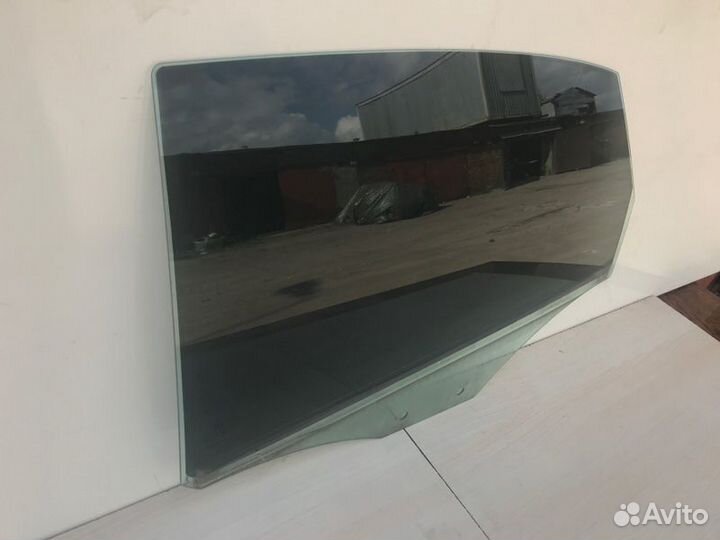 Стекло двери заднее левое Audi A3 8V