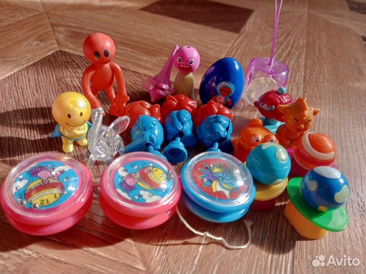 Различные мелкие игрушки