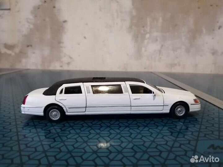 Lincoln town car модель в масштабе 1/38