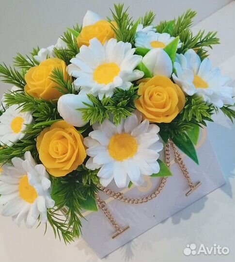 Букет ромашек с розами