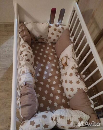 Детская кроватка с маятником